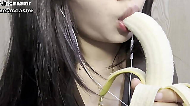 Watch 楠楠nn是个胆小鬼 付费ASMR福利 吃香蕉 看水印或下方描述进群看完整版 - Asmr, Blowjob, Chinese Porn