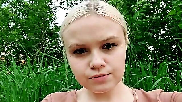 A_beautiful_girl_masturbates_in_nature