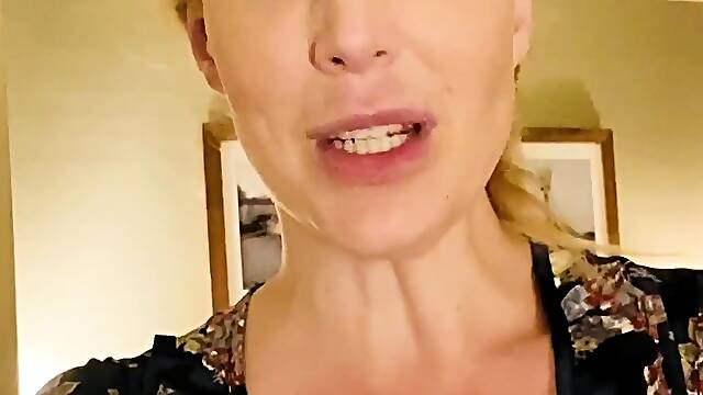 Solo MILF slut giving a hot masturbation sexy show