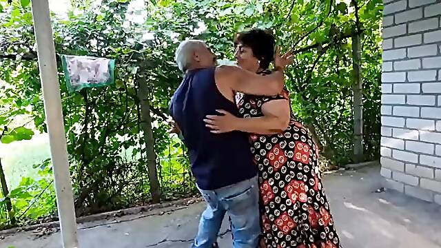 PAWG granny dancing