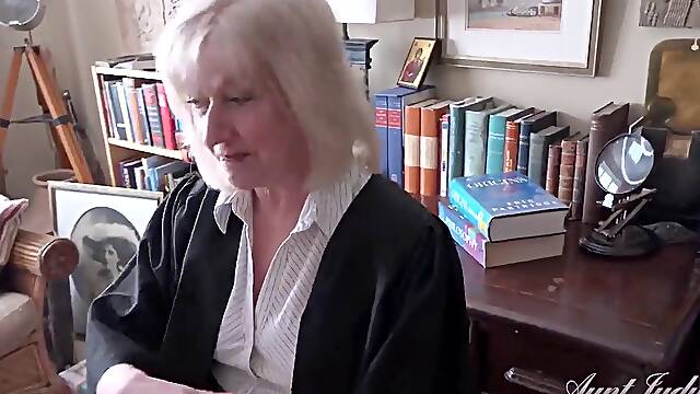 Sapphire Louise, 69-Year-Old Teacher, Gets Students Grades Up in Hot Lesson