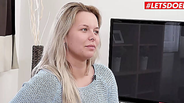 Hot blonde Nikky Dream becomes a fountain while getting her huge ass nailed