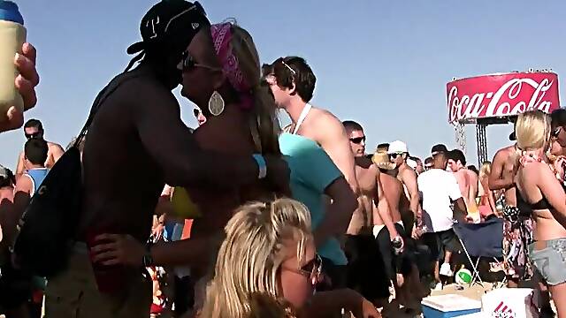 Beach babe gets her ass and tits explored