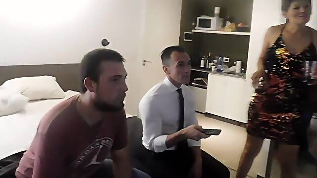 ESPOSA NINFOMANA Y REPUTA SE COJE A LOS AMIGOS DEL MARIDO MIENTRAS LO ESPERAN