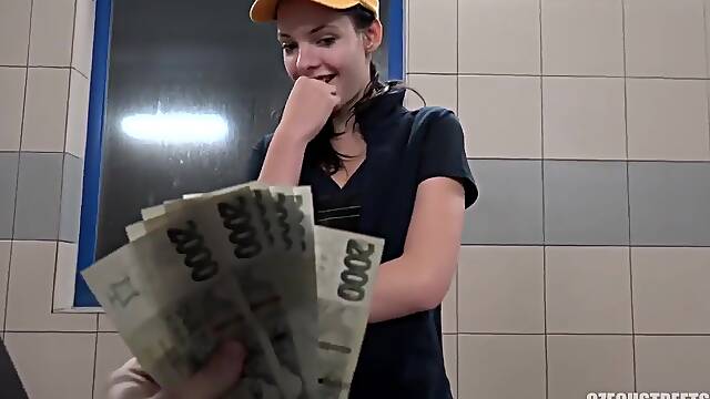 Chica coge por dinero en un autolavado