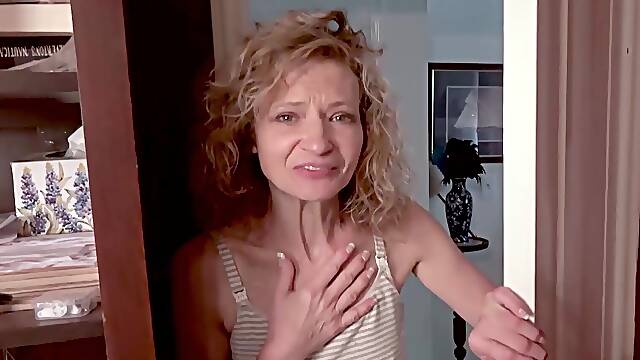 Mature Tia Stone Masturbates In Shower