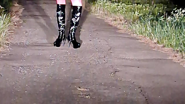 Sissy Sandra-Kim outdoor Heelswalk mit S-cup Titten