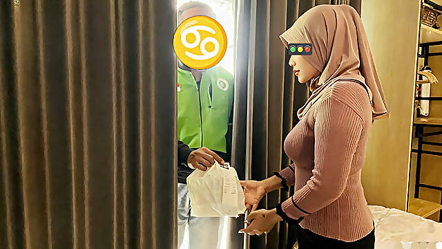 Lucky Ojol Gets Order Using Narrow Pussy