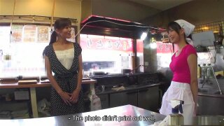Akubi Yumemi and Hitomi Kanou are working in a restaurant