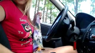 Cute blonde chick masturbates in her car on a cam show