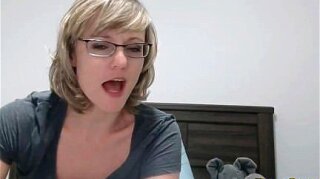 Watch our sultry short-haired MILF with glasses reach a mind-blowing squirt orgasm as she pleasures herself on HD camera, unleashing her wild sexual desires.
