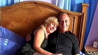 Amateur mature couple fucking on the bed